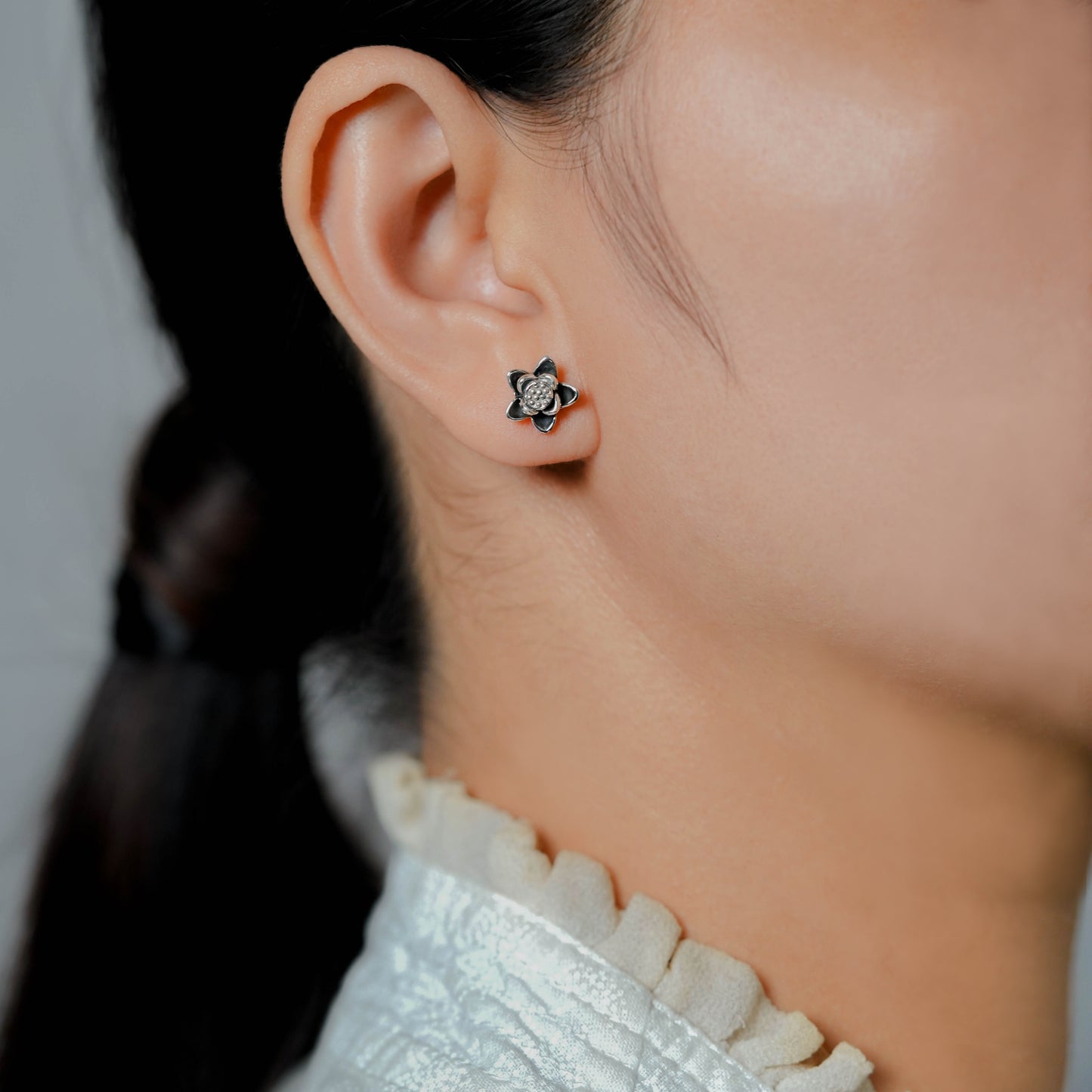 EAR JACKET LOTUS FLOWER AND THREE PEARLS